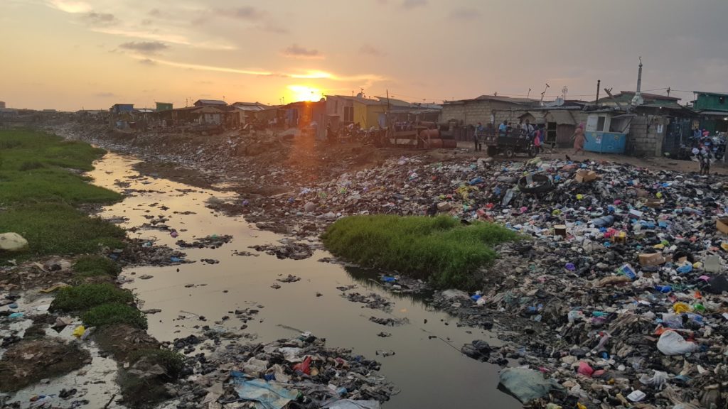 Solen titter over et Ghana sterkt preget av plastforurensning.